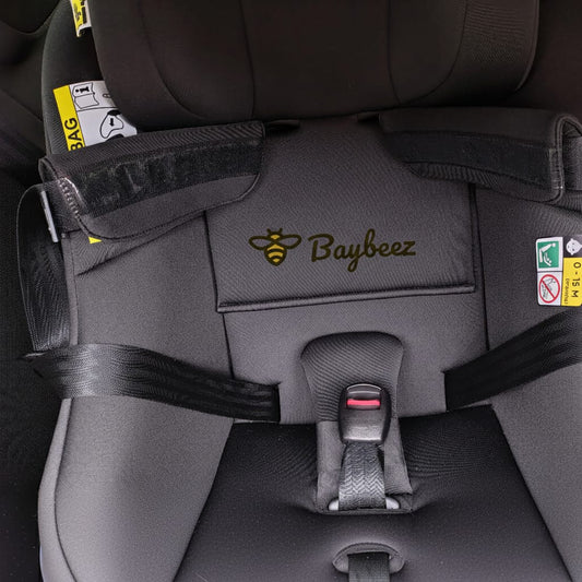 Gurthalter für Anschnallgurte im Kindersitz in angebrachter Position 